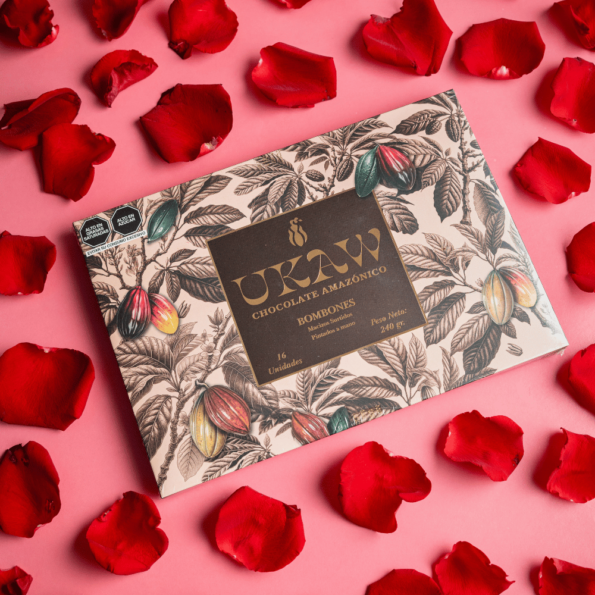 Bombones Macizos de Cacao pintados a mano + Arreglo floral con rosas y heliconia – Edición Día de la Madre | UKAW - Image 5