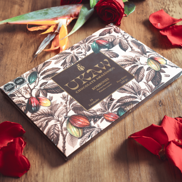 Bombones Macizos de Cacao pintados a mano + Arreglo floral con rosas y heliconia – Edición Día de la Madre | UKAW